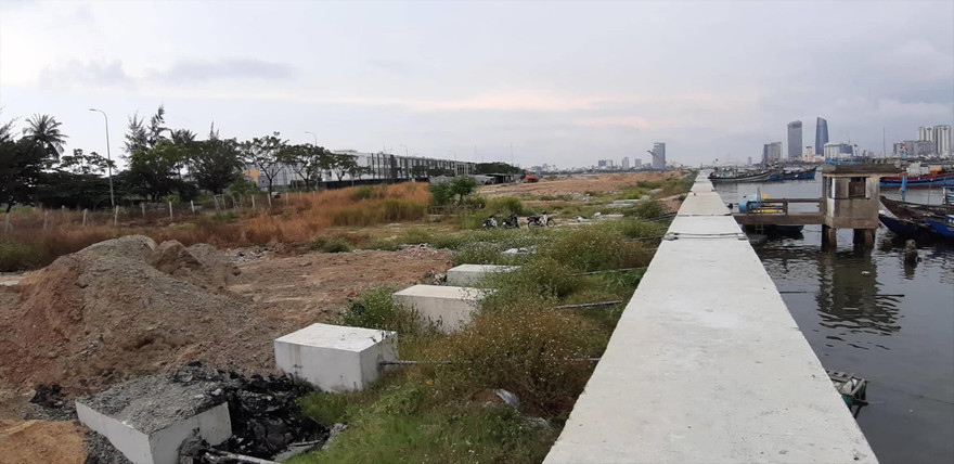 Bờ kè kiên cố đã được xây và đổ đất lấn sông Hàn làm dự án bất động sản và bến du thuyền