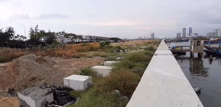 Bờ kè kiên cố đã được xây và đổ đất lấn sông Hàn làm dự án bất động sản và bến du thuyền