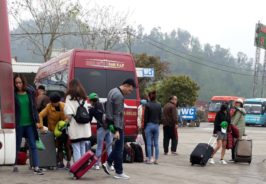 Xe khách Ninh Quỳnh đưa phụ nữ mang thai hộ lên Lạng Sơn
