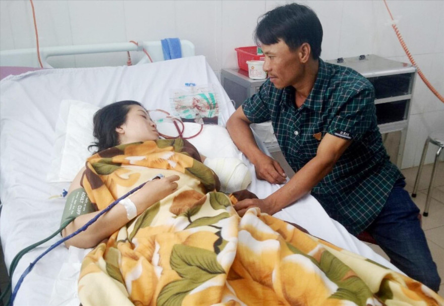 Anh Công ở bên chăm sóc cô giáo Tiền tại bệnh viện