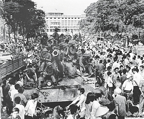 Người dân vây quanh Dinh Độc Lập đón mừng đoàn quân chiến thắng Ảnh minh họa