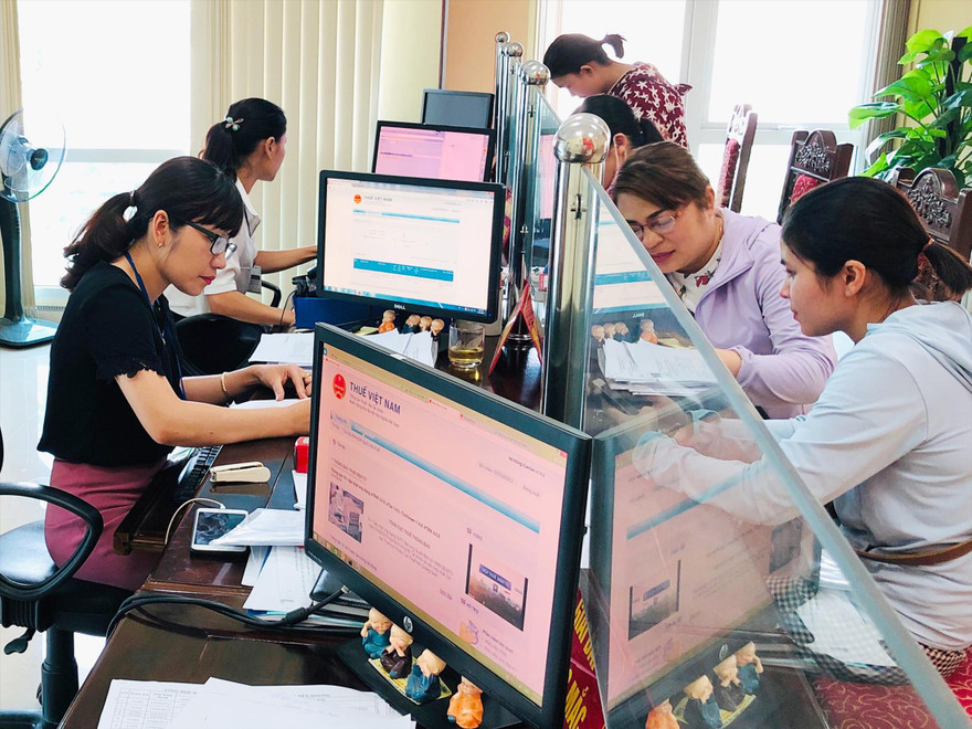 Người dân kê khai, nộp thuế tại Cục Thuế Hà Nội