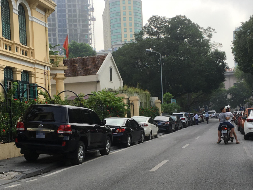 Kiểm toán Nhà nước chỉ rõ Thành phố Hà Nội vượt 57 xe công so với tiêu chuẩn, đến nay vẫn chưa sắp xếp xong. Ảnh minh họa: Tuấn Nguyễn 