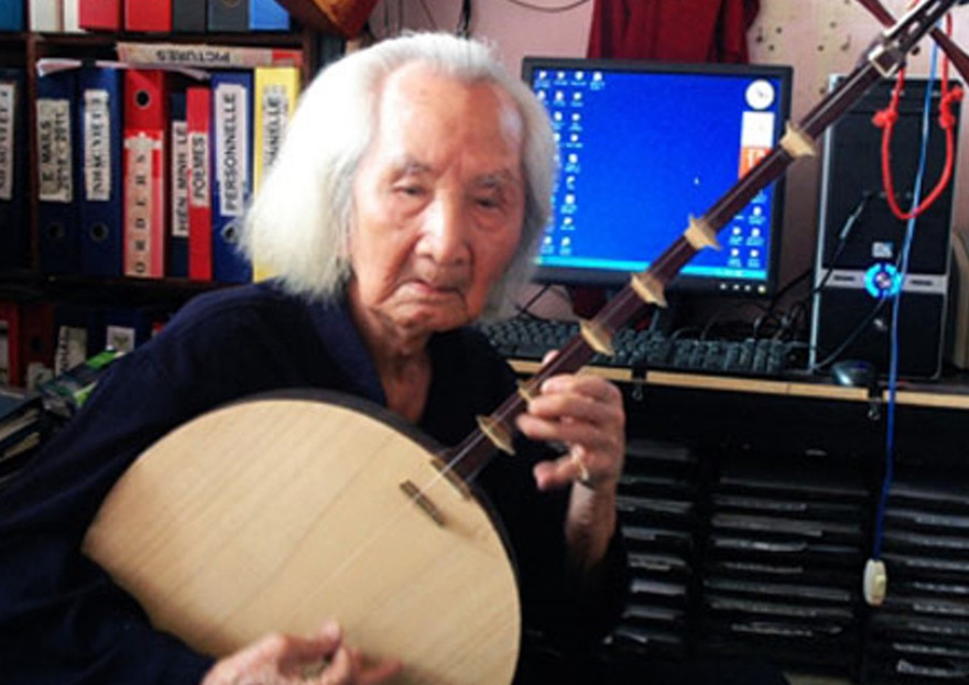 Năm nay bước sang tuổi 103 nhạc sư vẫn khỏe mạnh, sinh hoạt đờn ca bình thường