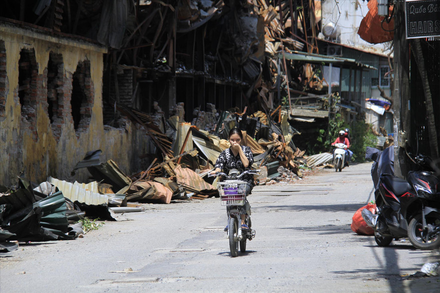 Nhiều người dân dị ứng với mùi khét sau vụ cháy nhà xưởng Cty Rạng ĐôngẢnh: Trường Phong 