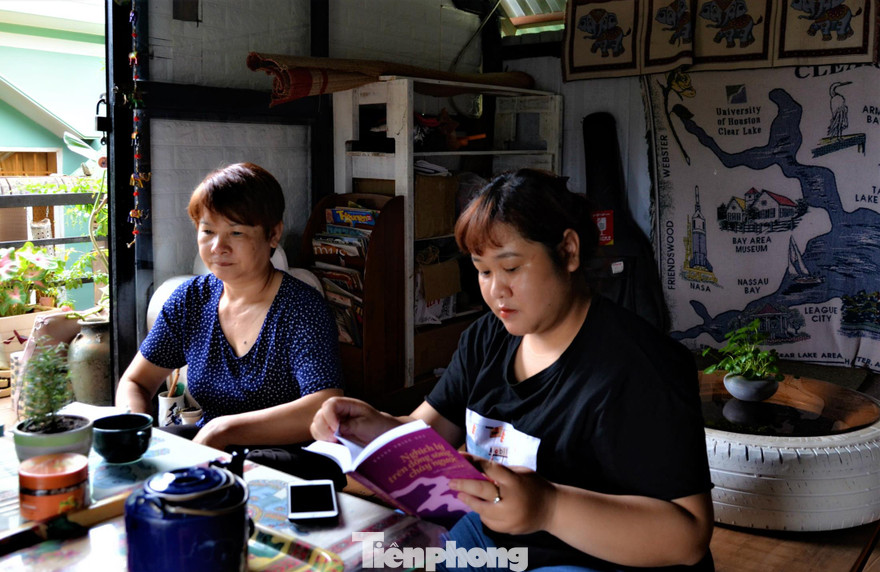 H’Dresden đọc sách viết về cha cho mẹ nghe 