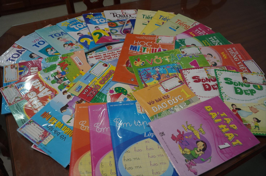 Học sinh lớp 1 phải cõng bộ SGK khủng đến trường