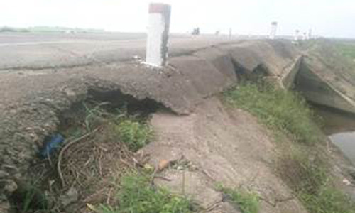 Móng 2 bên đường bị vỡ, hở hàm ếch sâu gần 2m 