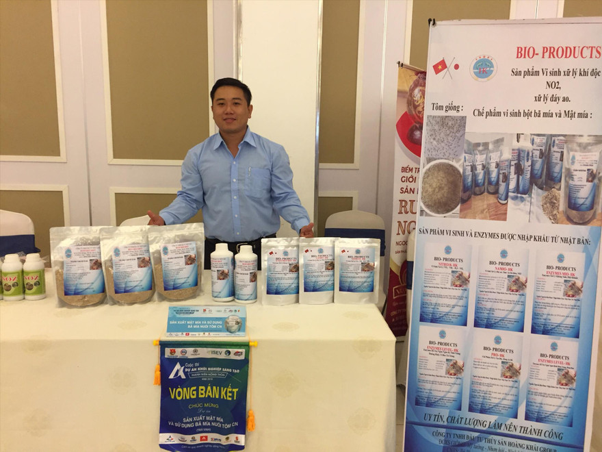 Anh Ngô Đình Khải bên sản phẩm của mình Ảnh: H.H 