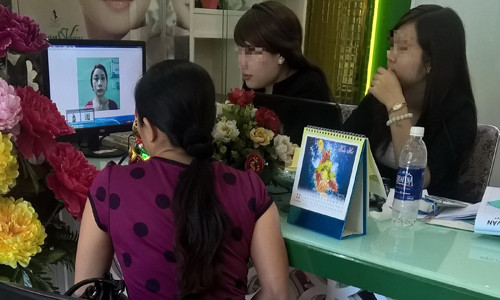  Cơ sở làm đẹp trên đường Châu Văn Liêm (Q.5) tư vấn cho khách dịch vụ xăm môi, chân mày, tiêm chất làm đầy vào mặt Ảnh: U.P