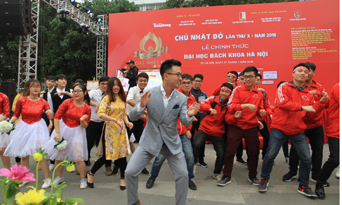 Minh Quân Idol vui khi hát Chủ nhật Đỏ Ảnh: MẠNH HÀ