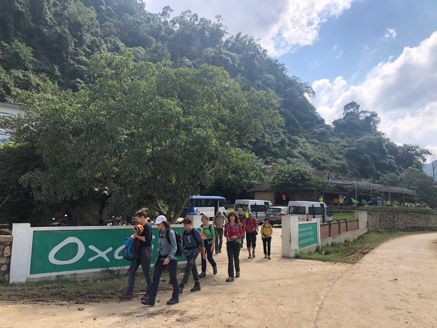 Du khách chuẩn bị xuất phát khám phá hệ thống hang động Tú Làn