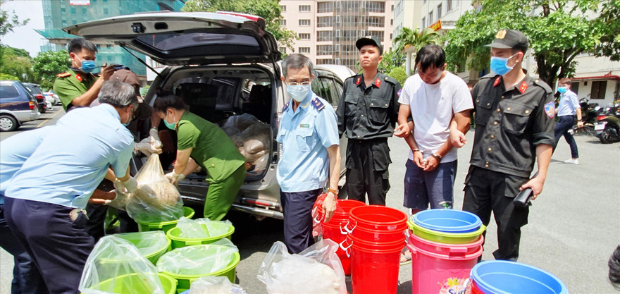 Lực lượng chức năng Việt Nam kiểm tra lô ma túy katamine thu giữ hồi đầu tháng 5/2019 Ảnh: Văn Minh