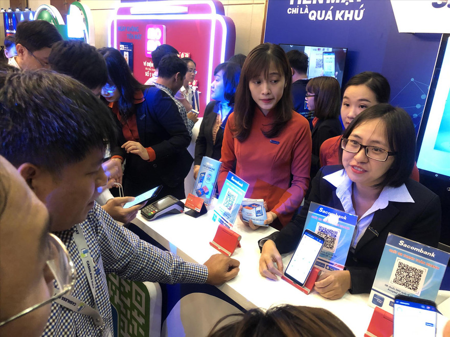 Người tiêu dùng tìm hiểu phương thức thanh toán không dùng tiền mặt. Ảnh: U.P 