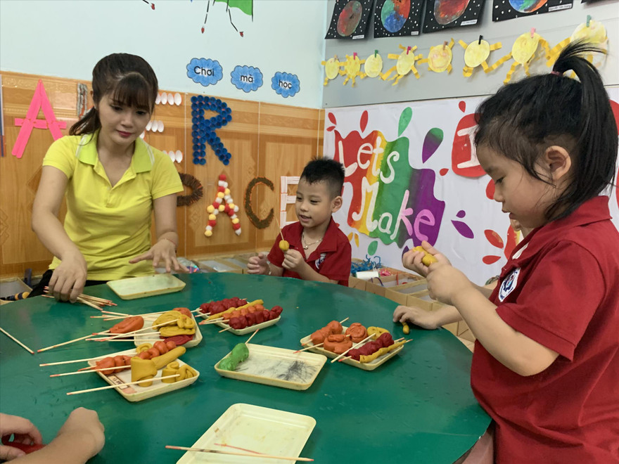 Cô giáo dạy kỹ năng cho trẻ tại trường Mầm non Thực hành Hoa Sen