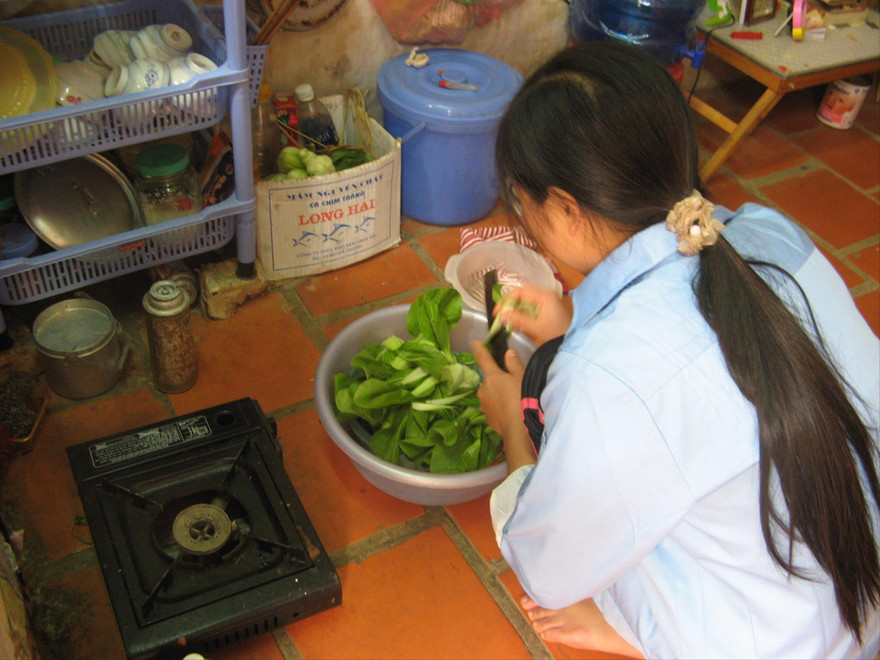 Nhiều công nhân phải tìm đến tín dụng đen để lấy tiền trang trải do ốm đau, lo tiền học cho con Ảnh: Bình Phương 