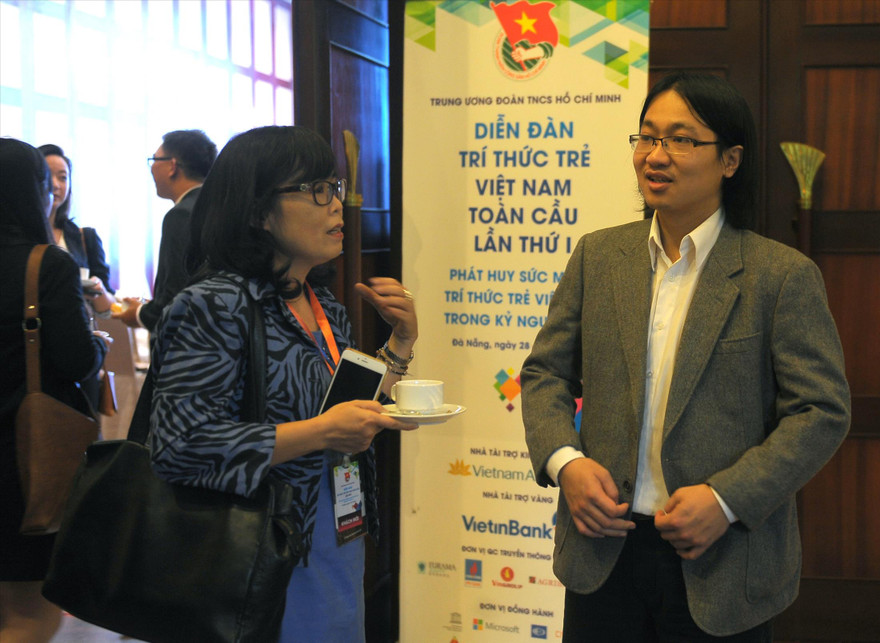 TS.Trần Hoàng Sơn trao đổi với đại biểu tại Diễn đàn lần thứ nhất Ảnh: Xuân Tùng