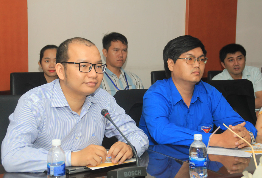 Anh Lê Đình Hiếu (trái) tại buổi đối thoại giữa Bí thư thứ nhất T.Ư Đoàn với đoàn viên, thanh niên sáng 21/3 Ảnh: NGÔ TÙNG