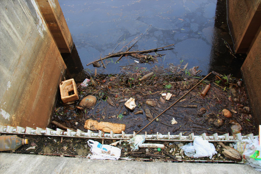 Vị trí xả nước về hạ nguồn tại các cửa kênh thủy lợi Ngàn Trươi - Cẩm Trang nước đỏ, rác ùn ứ nhiều ngày gây ô nhiễm