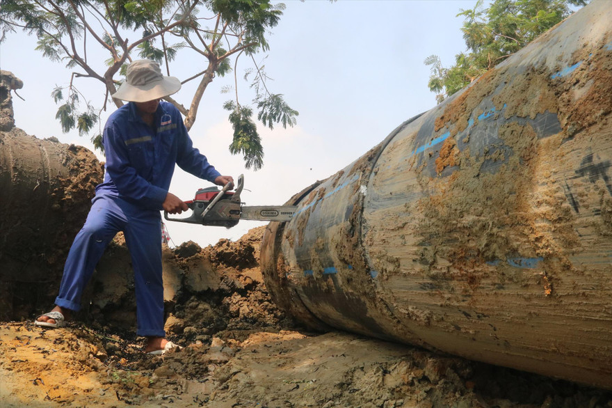 Công nhân hoàn thành việc đấu nối với đường ống đã nằm dưới đáy sông Hàn 