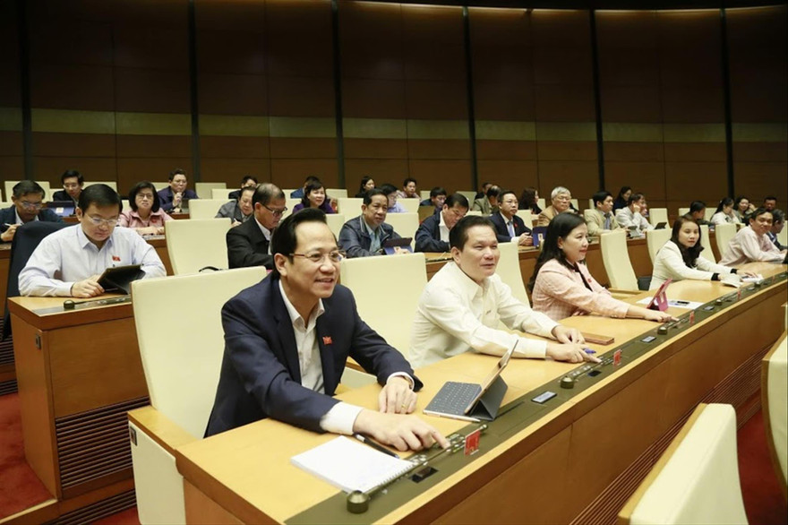 Quốc hội biểu quyết thông qua Bộ luật Lao động sửa đổi Ảnh: Như Ý 