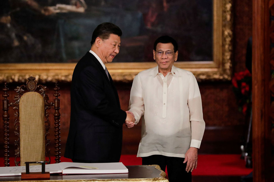 Tổng thống Philippines Rodrigo Duterte tiếp Chủ tịch Trung Quốc Tập Cận Bình tại Manila vào tháng 11/2018 Ảnh: Reuters
