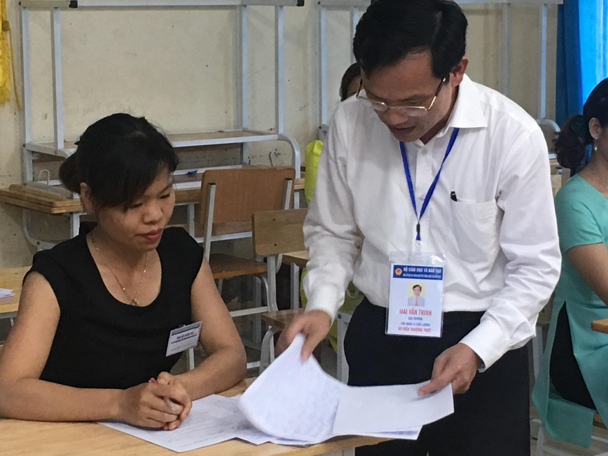 Ông Mai Văn Trinh, Cục trưởng Cục Quản lý Chất lượng, Bộ GD&ĐT thanh tra công tác chấm thi THPT quốc gia 2018 tại Hòa Bình ảnh: Nghiêm Huê 