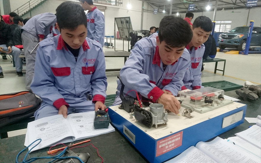Học sinh học hết lớp 9 đi học trung cấp nghề hiện nay chưa thể liên thông lên cao đẳng, đại học. Ảnh minh họa: Phạm Thanh