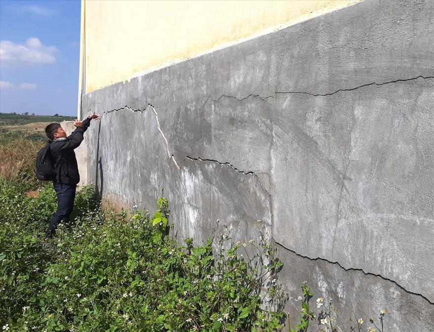 Vết nứt kéo dài ở phần móng 