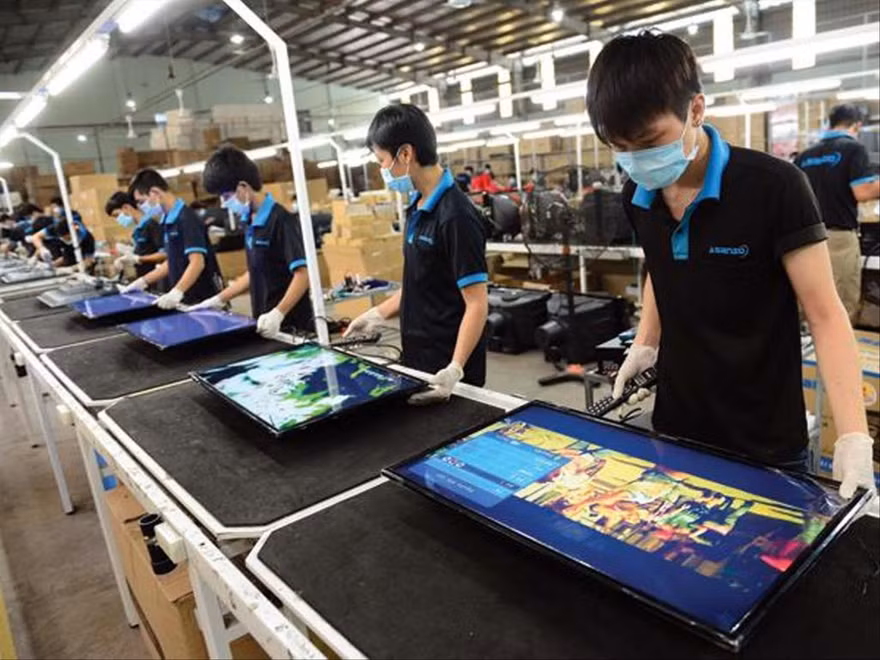 Lắp ráp TV tại Công ty Asanzo ảnh: UP