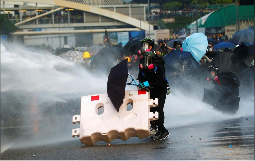 Người biểu tình bị trấn áp bằng súng phun nướcẢnh: Reuters