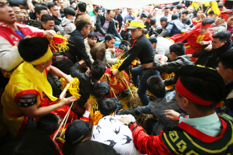 Lên kịch bản để hội Gióng hết phản cảm