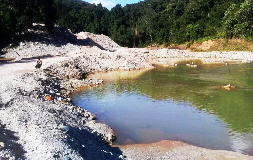 Khe suối trên vùng cao A Lưới bị đào nát để lấy cát xây thủy điện