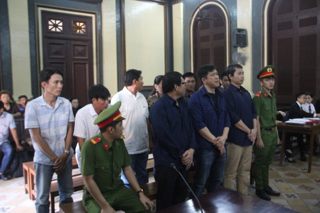 Các bị cáo trong phiên tòa sơ thẩm tháng 10/2018, bị xét xử tội đưa, môi giới hối lộ và không có ai bị truy cứu về hành vi nhận hối lộ Ảnh: Tân Châu