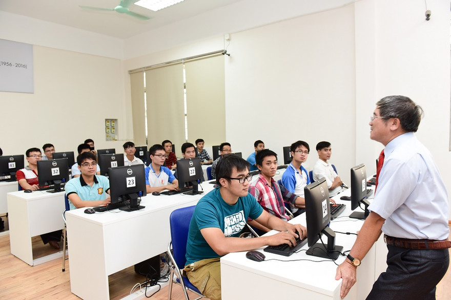 Giảng viên ĐH cần có chứng chỉ nghiệp vụ sư phạm là thêm một “giấy phép” con. Ảnh: Nghiêm Huê 