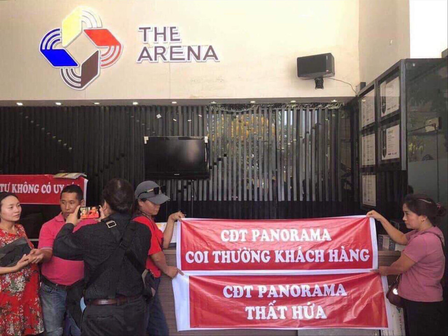Khách hàng dự án Panorama Nha Trang căng băng rôn đòi quyền lợi.
