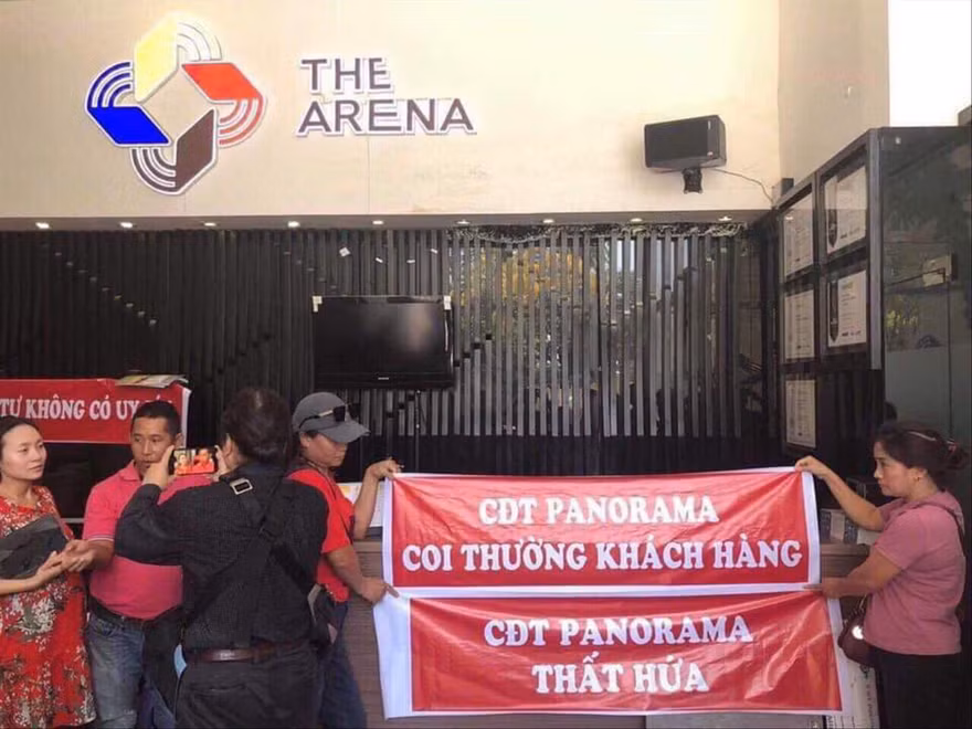 Khách hàng dự án Panorama Nha Trang căng băng rôn đòi quyền lợi.
