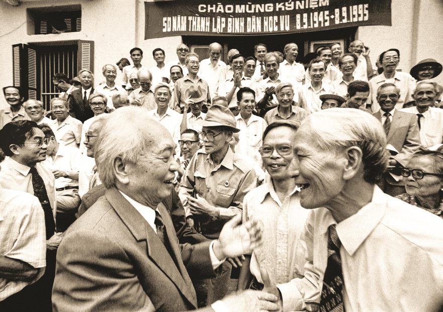 Ông Nguyễn Hữu Đang ở góc phải ngoài cùng