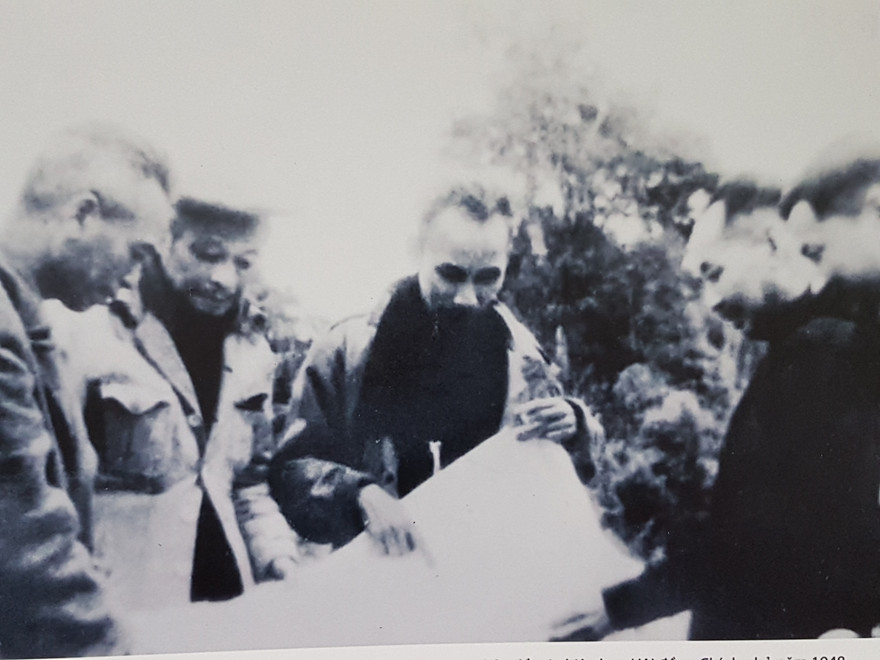 Cụ Hồ ( giữa) Cụ Bùi ( trái) và Linh mục Phạm Bá Trực trong một buổi họp Hội đồng chính phủ