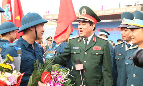 Đại tướng Lương Cường, Bí thư T.Ư Đảng, Chủ nhiệm Tổng cục Chính trị QĐND Việt Nam động viên thanh niên Hà Nội lên đường nhập ngũ, sáng 20/2ẢNH: CTV 