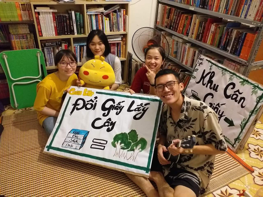 Độc giả đến đọc sách còn được hưởng không khí vui vẻ. Hoàng Quí Bình- người cầm đàn 