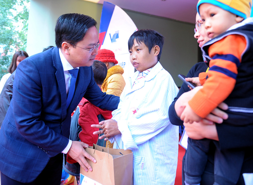 Bí thư thường trực T.Ư Đoàn Nguyễn Anh Tuấn tặng quà các bệnh nhi trong ngày hội Ảnh: Xuân Tùng