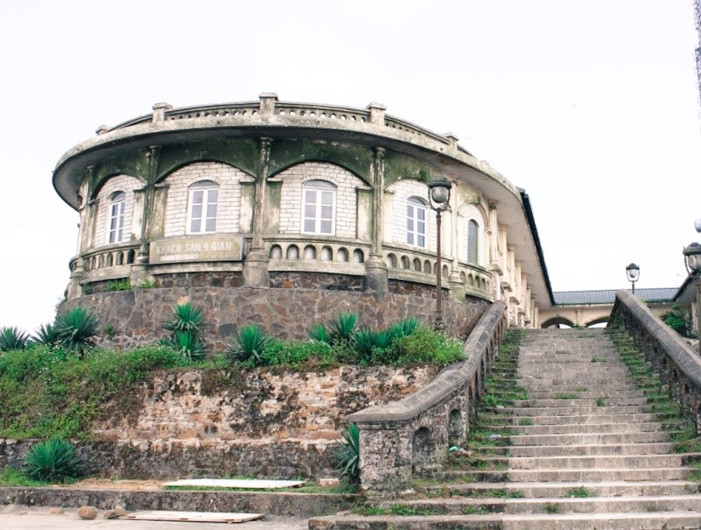 Khách sạn 9 gian là công trình còn giữ được nét kiến trúc đẹp nhất hiện nay tại khu du lịch Mẫu Sơn Ảnh: K.N