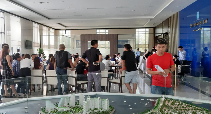 Khách hàng tập trung tại dự án để đòi quyền lợiẢnh: Nguyễn Thành