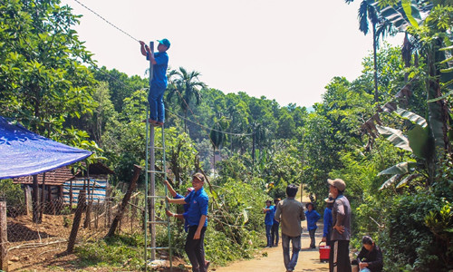 Tuổi trẻ Quảng Nam thắp sáng đường quê 