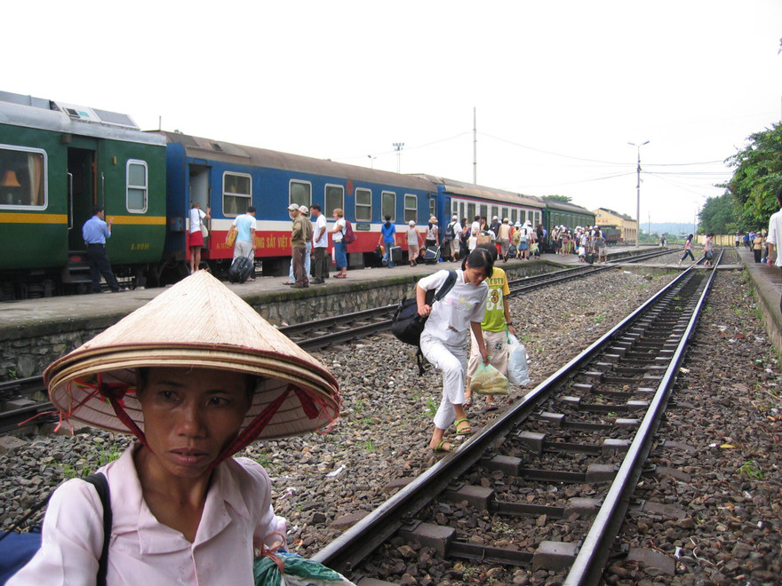 Đường sắt Hải Phòng - Lào Cai mới sẽ nối với Trung Quốc được xây dựng với kinh phí khoảng 100.000 tỷ đồng. Trong ảnh là tuyến đường sắt hiện tại ảnh: Mạnh Thắng