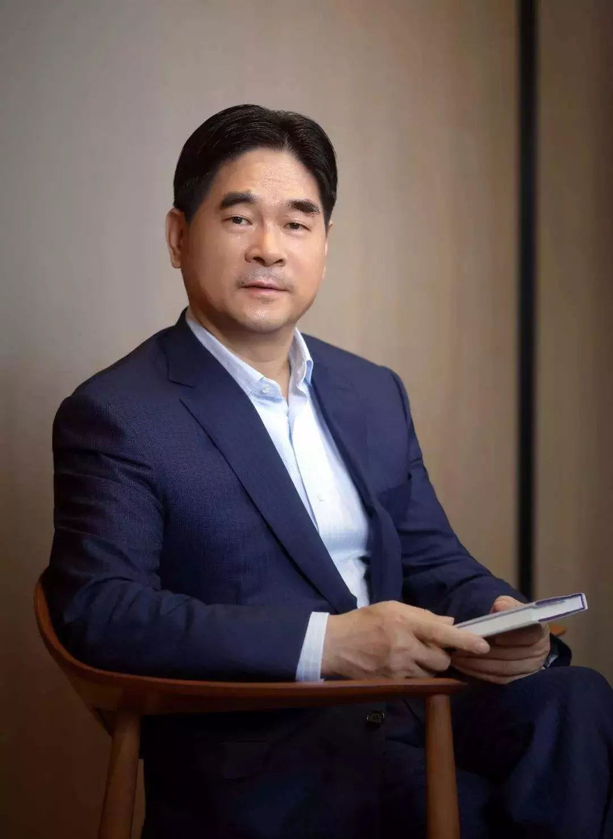 Vương Chấn Hoa - tỷ phú, chính khách, yêu râu xanh 