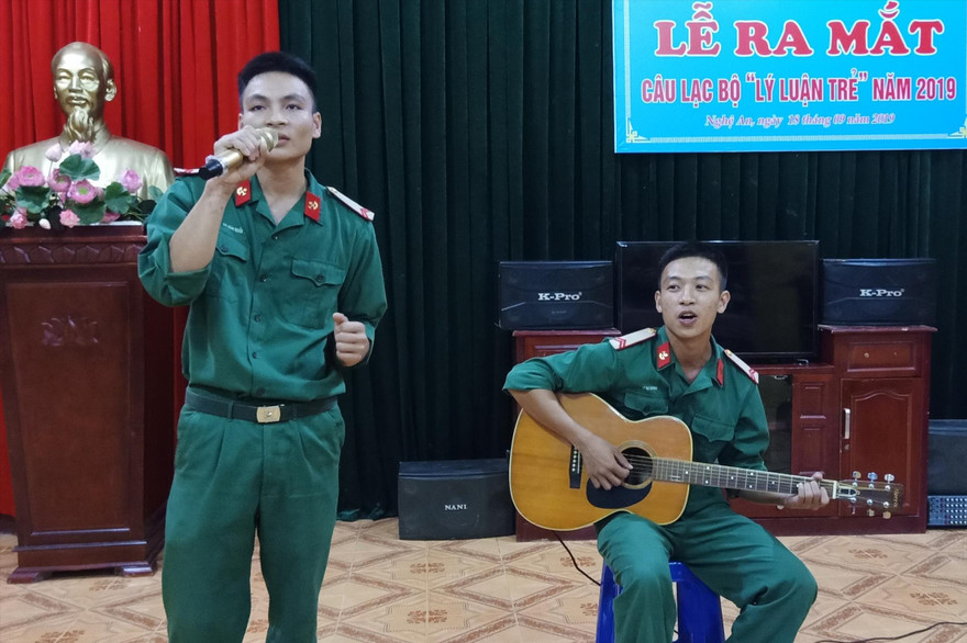 Binh nhất Lê Đại Dương (bên phải) thể hiện tài chơi  đàn ghi ta tại lễ ra mắt CLB “Lý luận trẻ” 