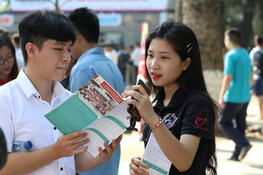 Thí sinh tìm hiểu thông tin các trường ĐH trước khi điều chỉnh nguyện vọng ảnh: Như Ý 