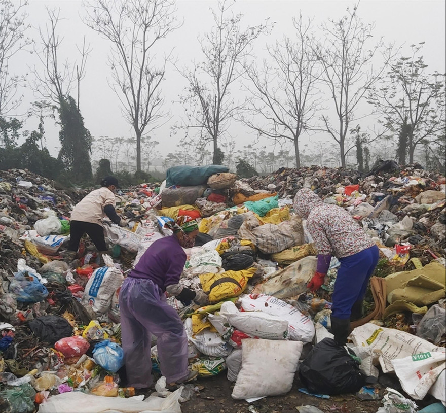 Rác chất cao bốc mùi hôi thối nồng nặc